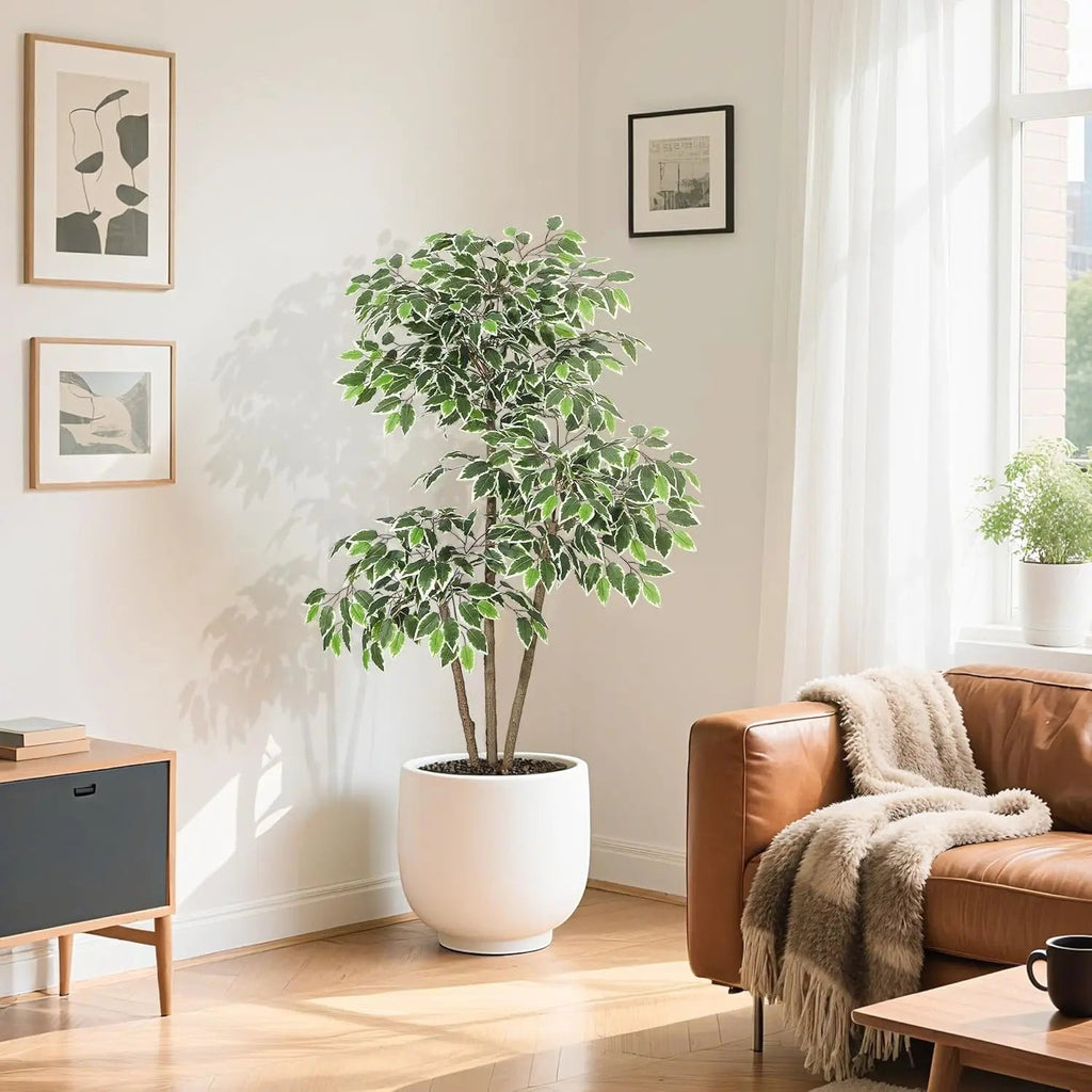 Arbre artificiel Ficus Klorys de 150 cm avec feuilles vertes et blanches dans un pot blanc moderne pour salon.