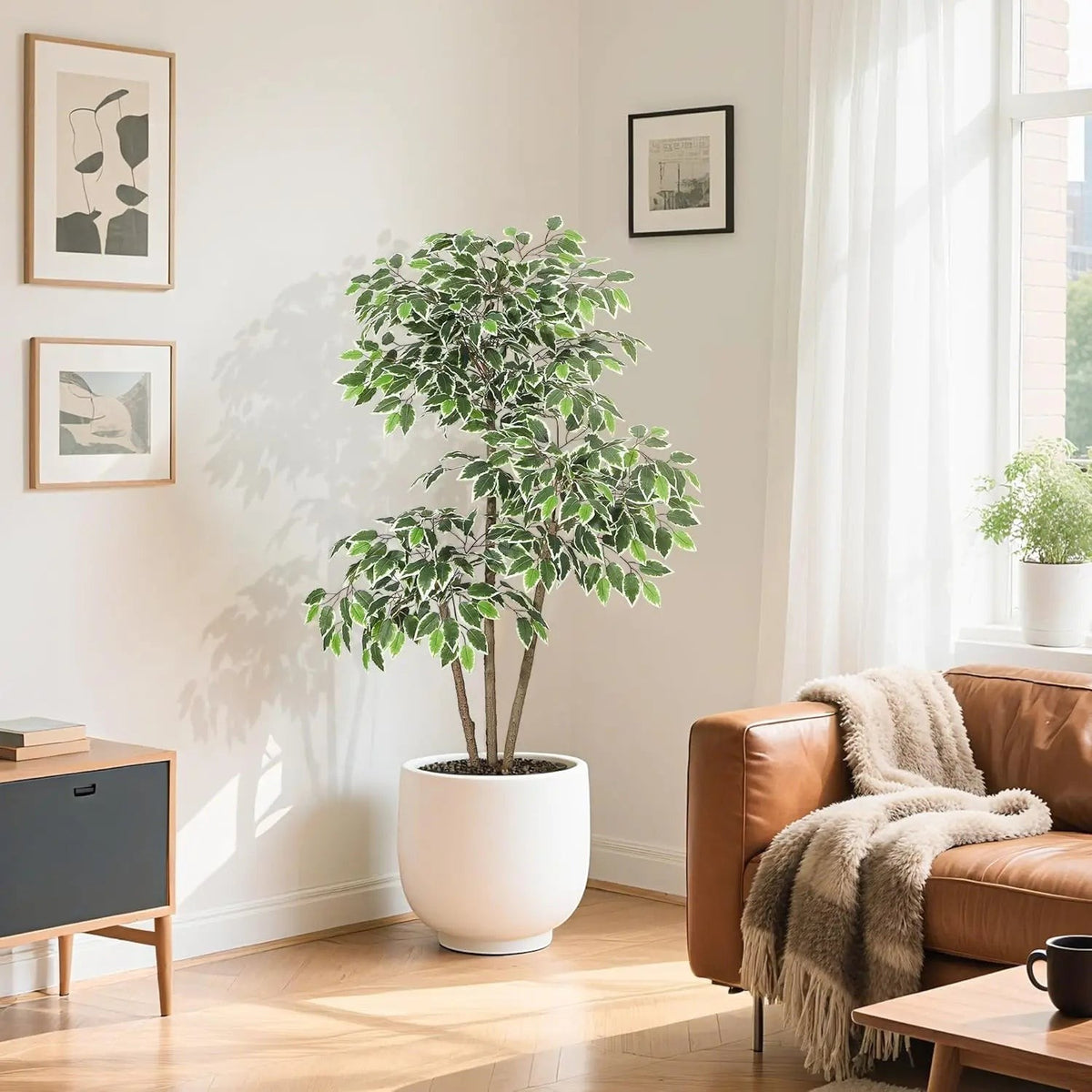 Arbre artificiel Ficus Klorys de 150 cm avec feuilles vertes et blanches dans un pot blanc moderne pour salon.