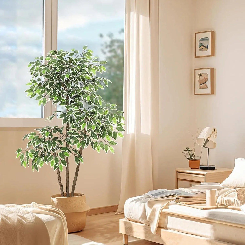 Arbre artificiel Ficus Klorys de 150 cm avec feuilles vertes et blanches dans un pot, décorant une chambre lumineuse.