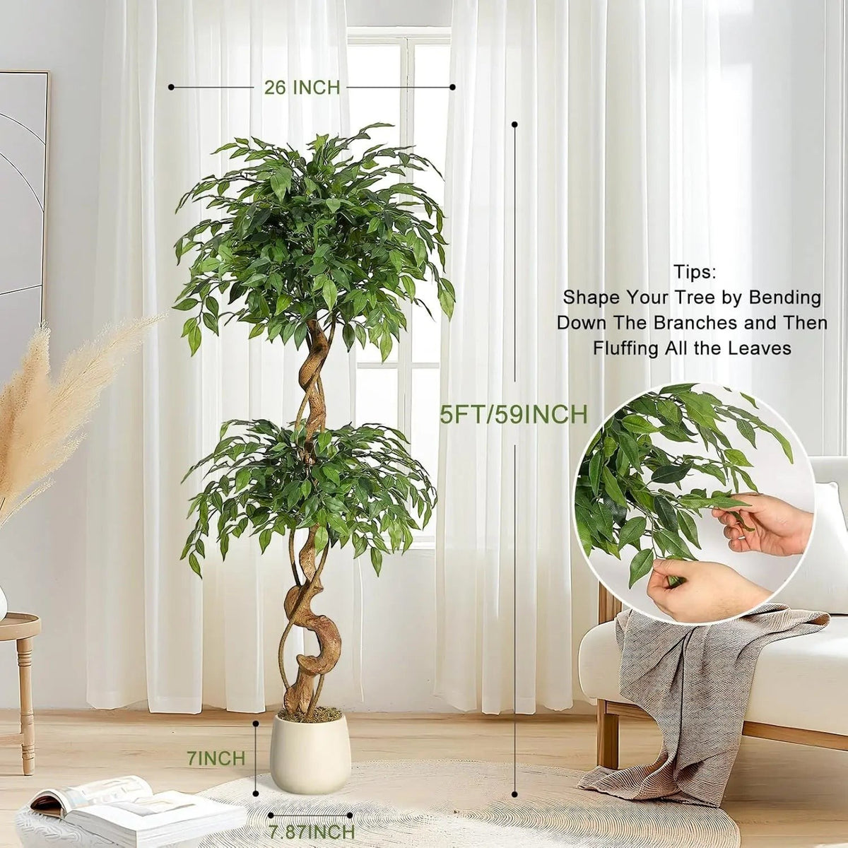 Plante artificielle Ficus Klorys avec tronc incurvé, feuilles en soie verte et pot blanc dans un salon lumineux.