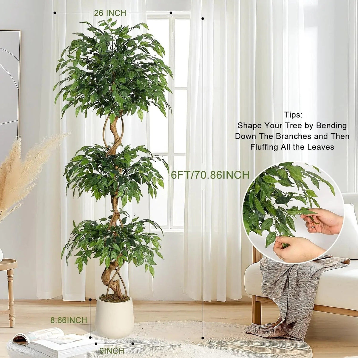 Plante artificielle Ficus Klorys avec tronc incurvé, feuilles en soie vertes et pot blanc dans un salon moderne.